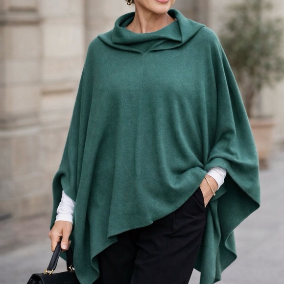 The Unbranded Brand Sweaters - Chic Forest Green Women's Poncho